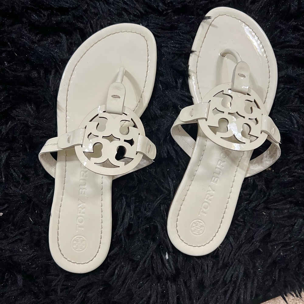 ‼️🚨SOLD 🚨‼️
Tory Burch Cream Minimalist Sandals